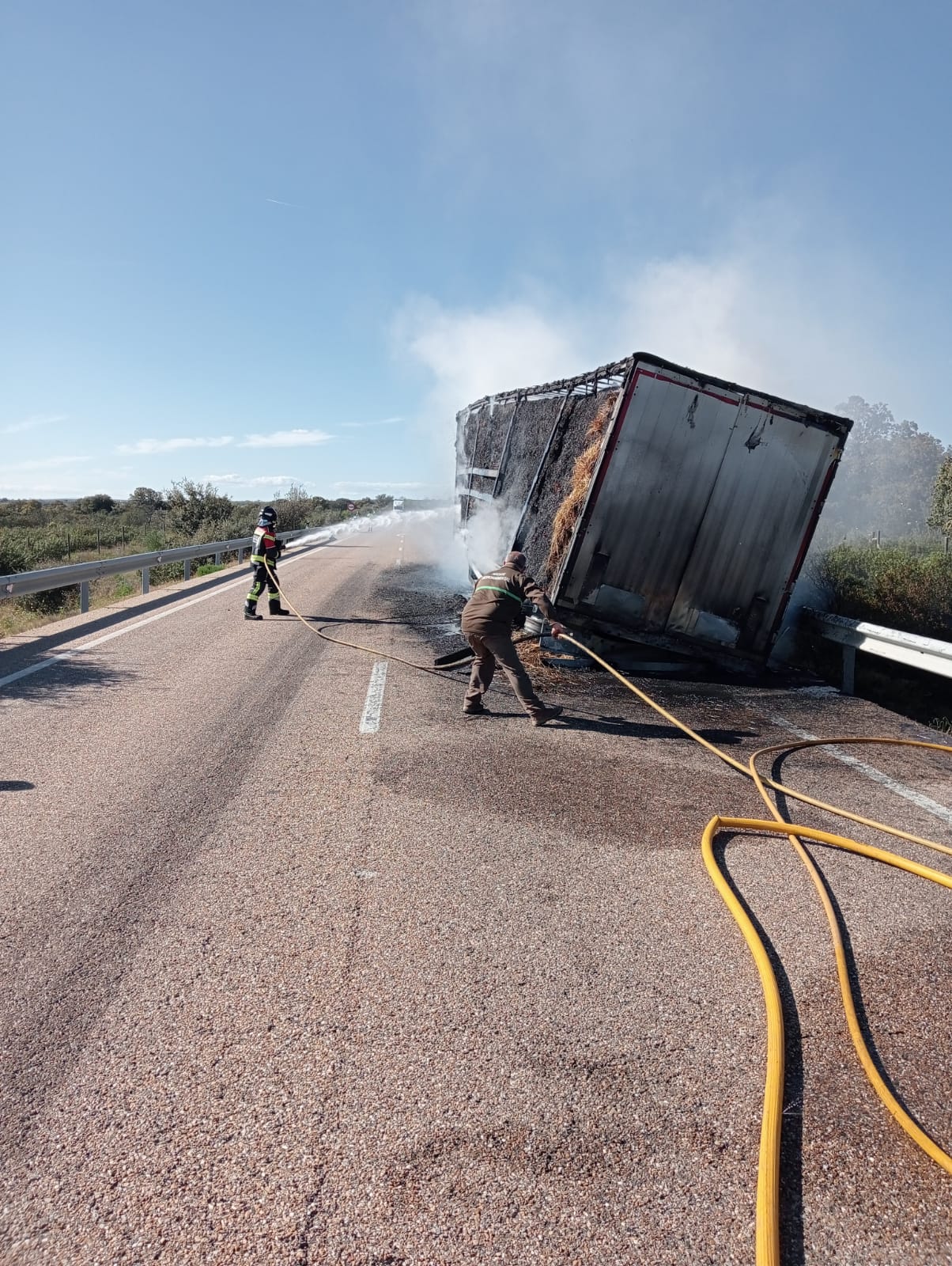 Bomberos del parque de San Vitero sofocan las llamas del camión accidentado