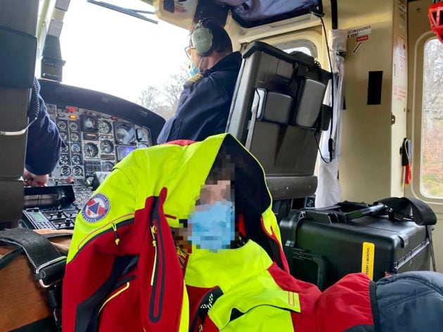 Lucas trasladado en helicóptero.