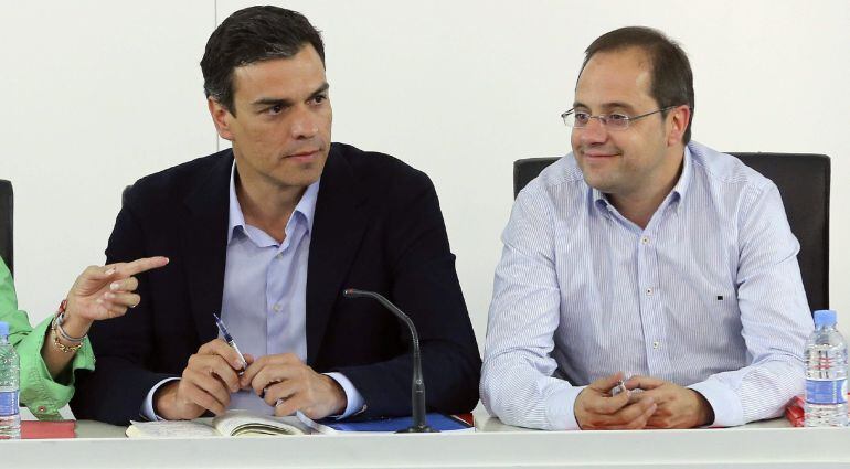 El secretario general del PSOE, Pedro Sánchez (i), y el Secretario de Organización y Acción electoral, César Luena (d), al comienzo de la reunión de la Ejecutiva Federal del partido para analizar los resultados de las elecciones autonómicas y locales.