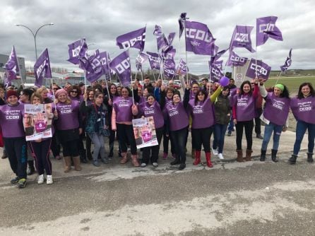 Mujeres trabajadoras se concentraron ayer a las puertas de su trabajo en Cuéllar