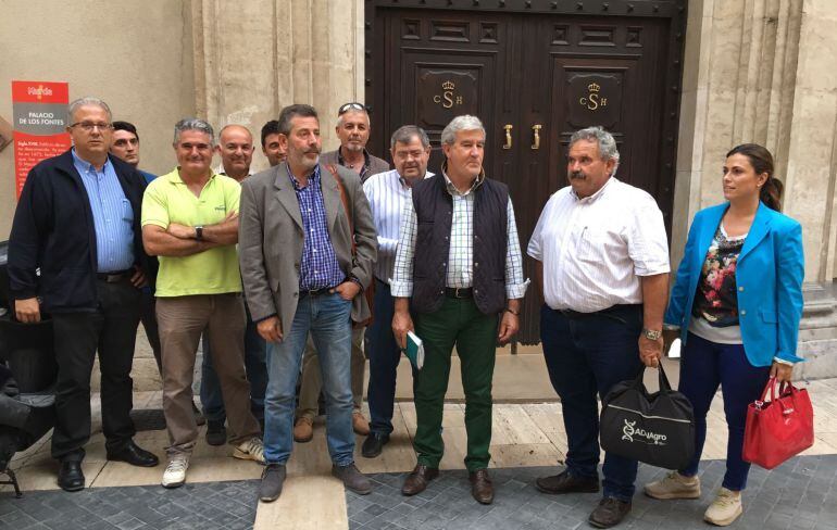 Los agricultores desalojados frente a la CHS