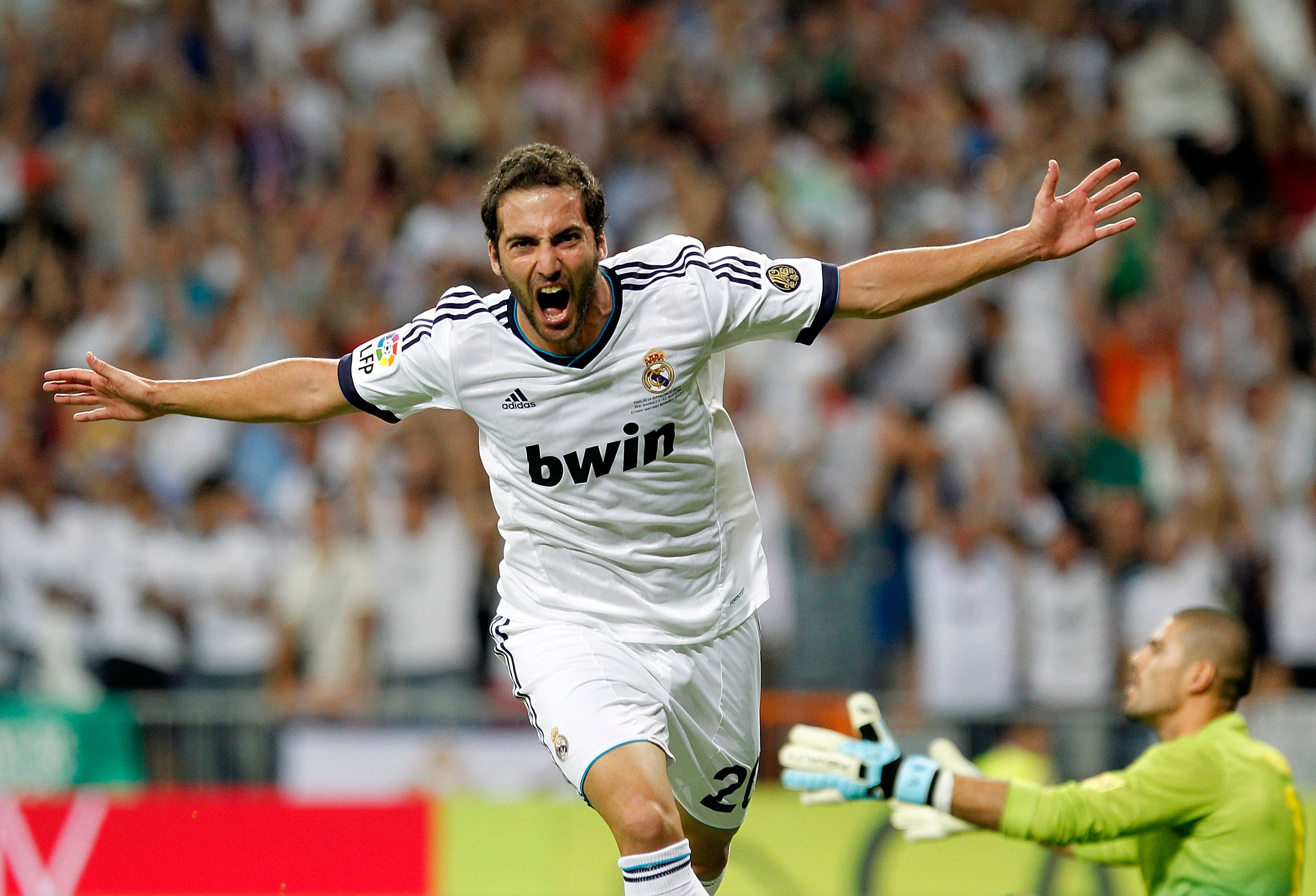 Gonzalo Higuaín celebra un gol con la camiseta del Real Madrid