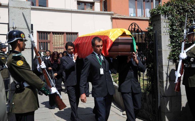  Los familiares del viceministro boliviano de Régimen Interior, Rodolfo Illanes, encabezan una procesión con su ataúd.