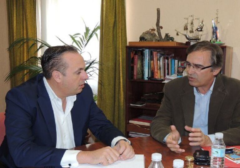 Juan Carlos Ruiz Boix (vicesecretario provincial PSOE), junto al todavía alcalde de Jimena, pascual Collado