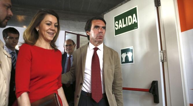 El expresidente del Gobierno y presidente de FAES (Fundación para el Análisis y los Estudios Sociales), José María Aznar, junto a la secretaria general del PP y presidenta de Castilla-La Mancha, María Dolores de Cospedal, momentos antes de inaugurar la ed