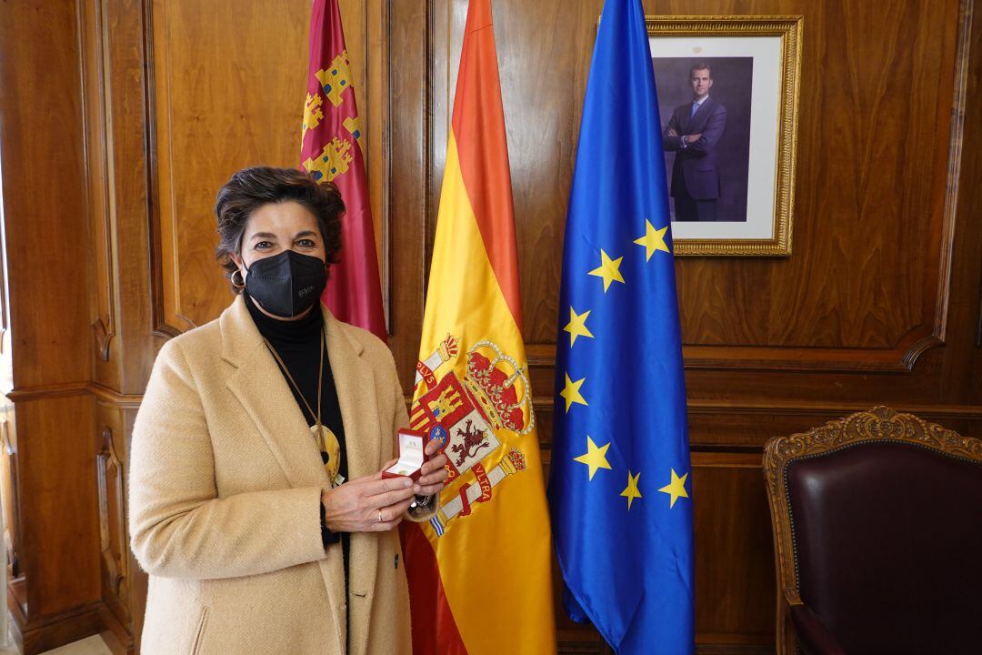 Tere González-Adalid ha recibido el Escudo de Oro de la Región de Murcia tras 33 años de servicio como jefa de prensa de la Asamblea