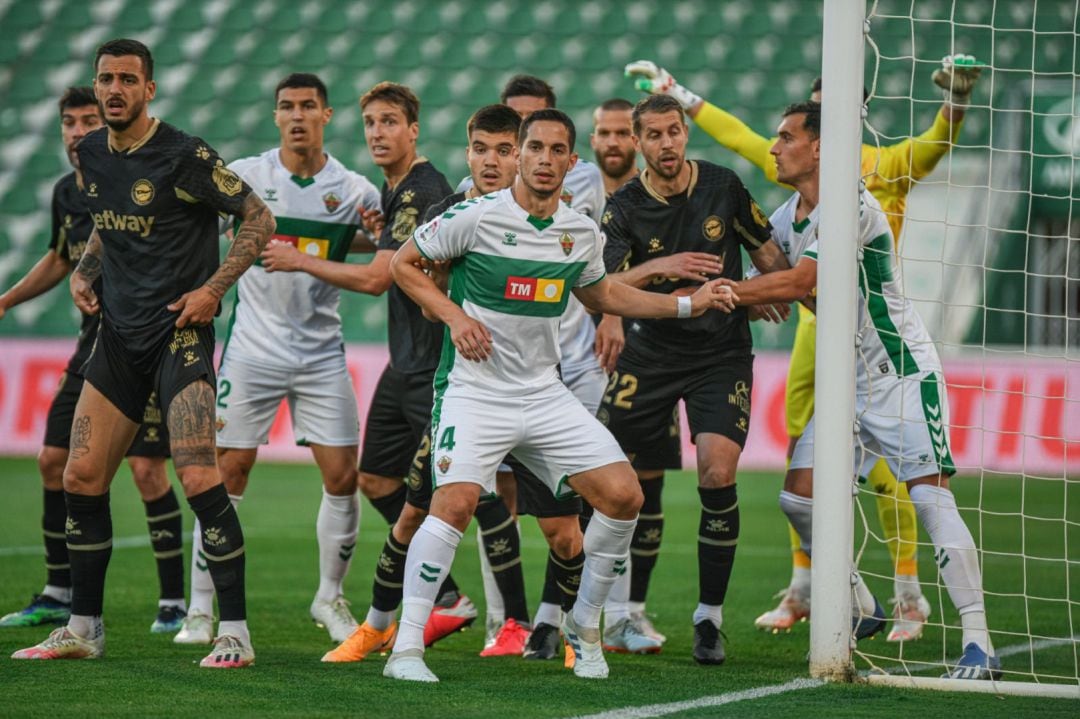 Un momento del Elche-Alavés jugado en el Martínez Valero