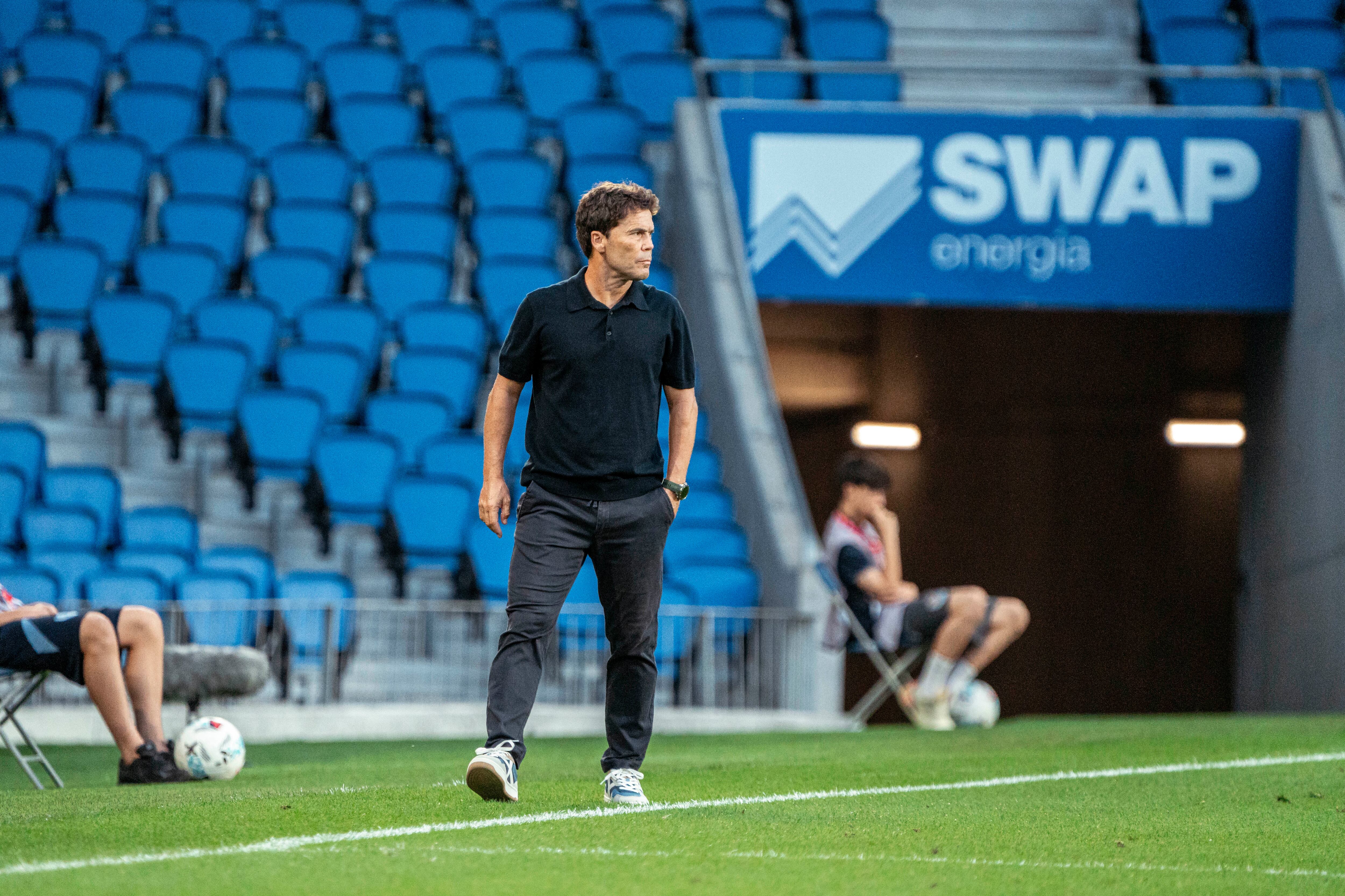 Rubi serio en la banda de Anoeta mientras seguía la evolución del equipo ante la Real Sociedad B.