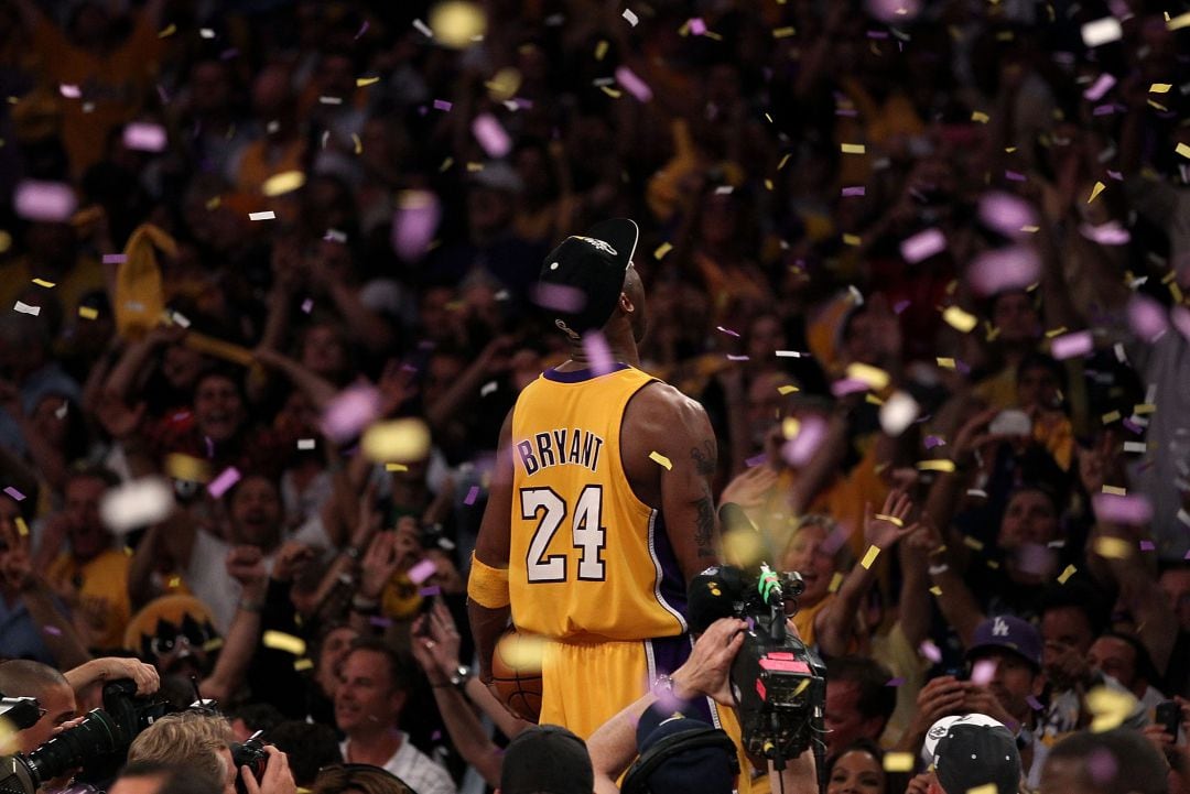 Kobe Bryant celebra uno de sus cinco anillos