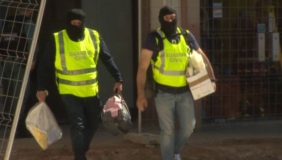 Agentes de la Guardia Civil durante la detención de dos integrantes de los Comités de Defensa de la República (CDR).