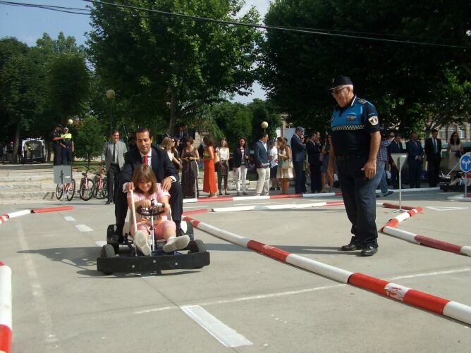 El Consejero Salvador Victoria ayudando a una joven con discapacidad intelectual a conducir