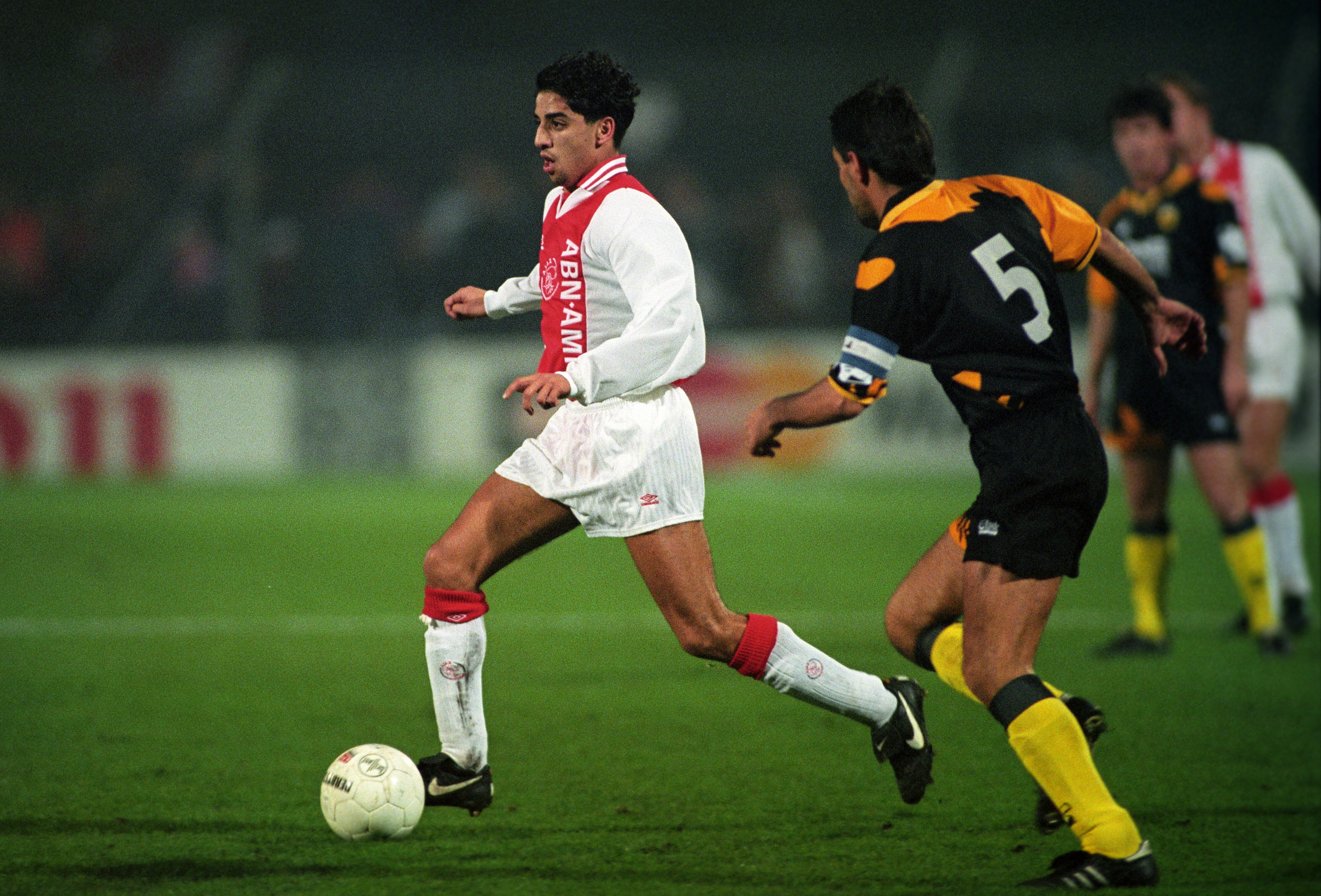 Tarik Oulida, durante un partido con el Ajax en la temporada 1994