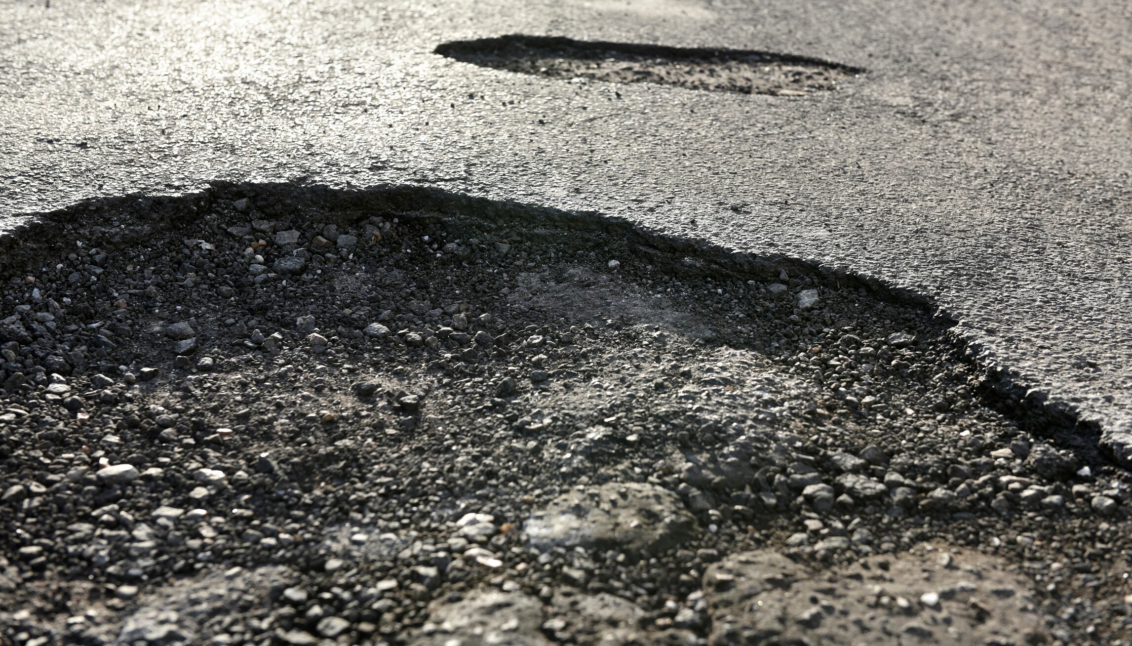 baches sobre el asfalto