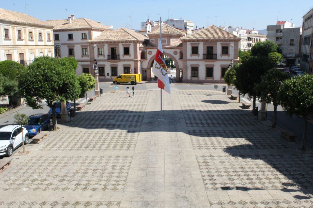 Bandera de Andújar a media asta en la conmemoración del Día de la Ciudad.