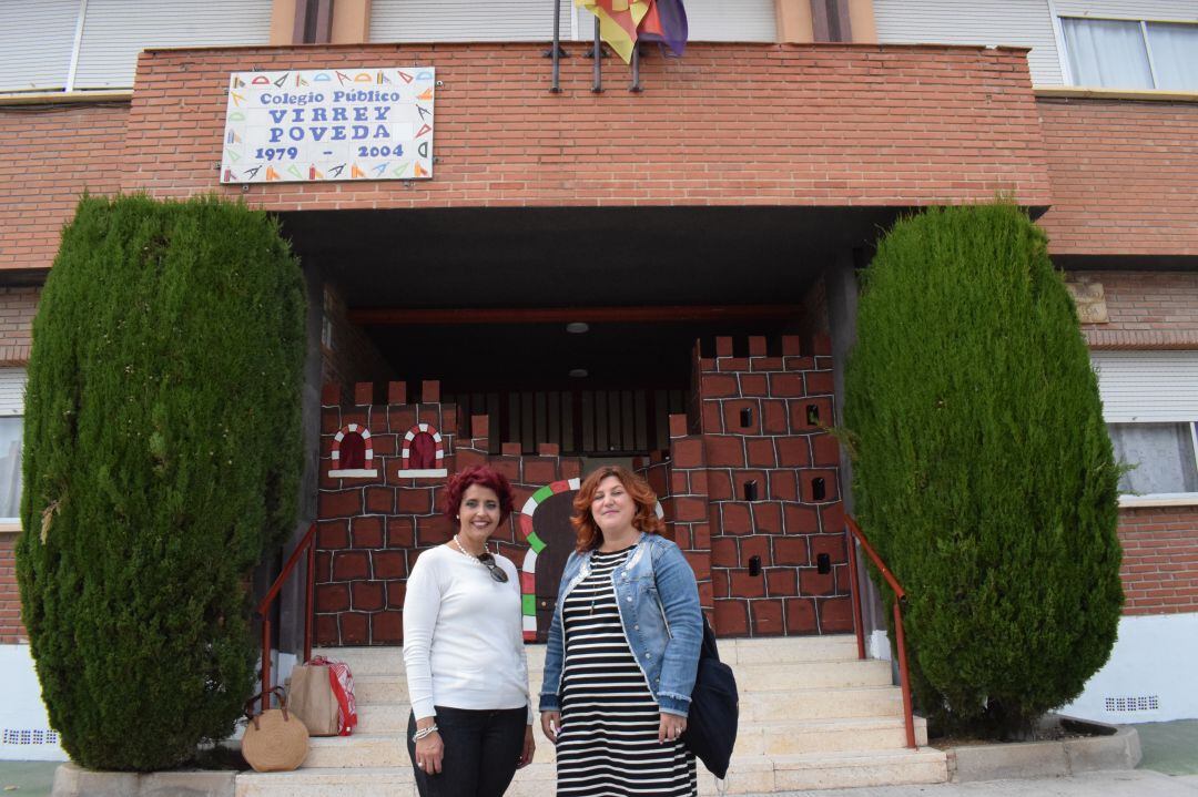 Directora del centro con la edil de educación