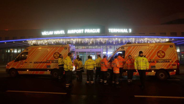 Los equipos de rescate en el aeropuerto Vaclav Havel de Praga