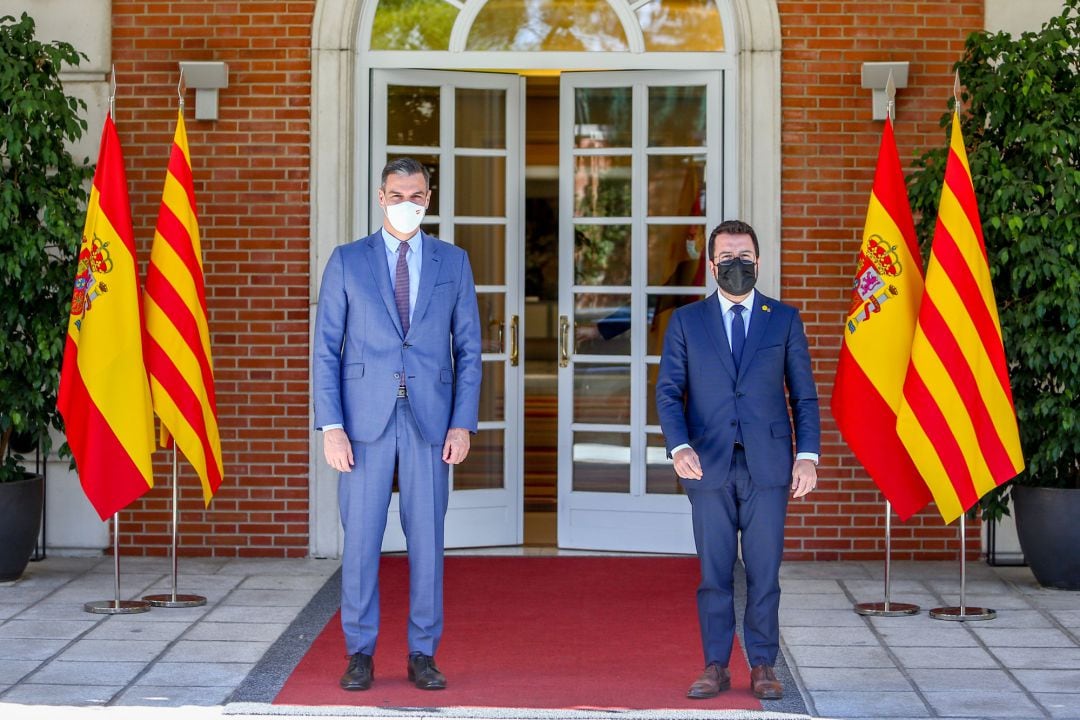 El presidente del Gobierno, Pedro Sánchez, recibe en el Palacio de la Moncloa al president de la Generalitat de Catalunya, Pere Aragonès