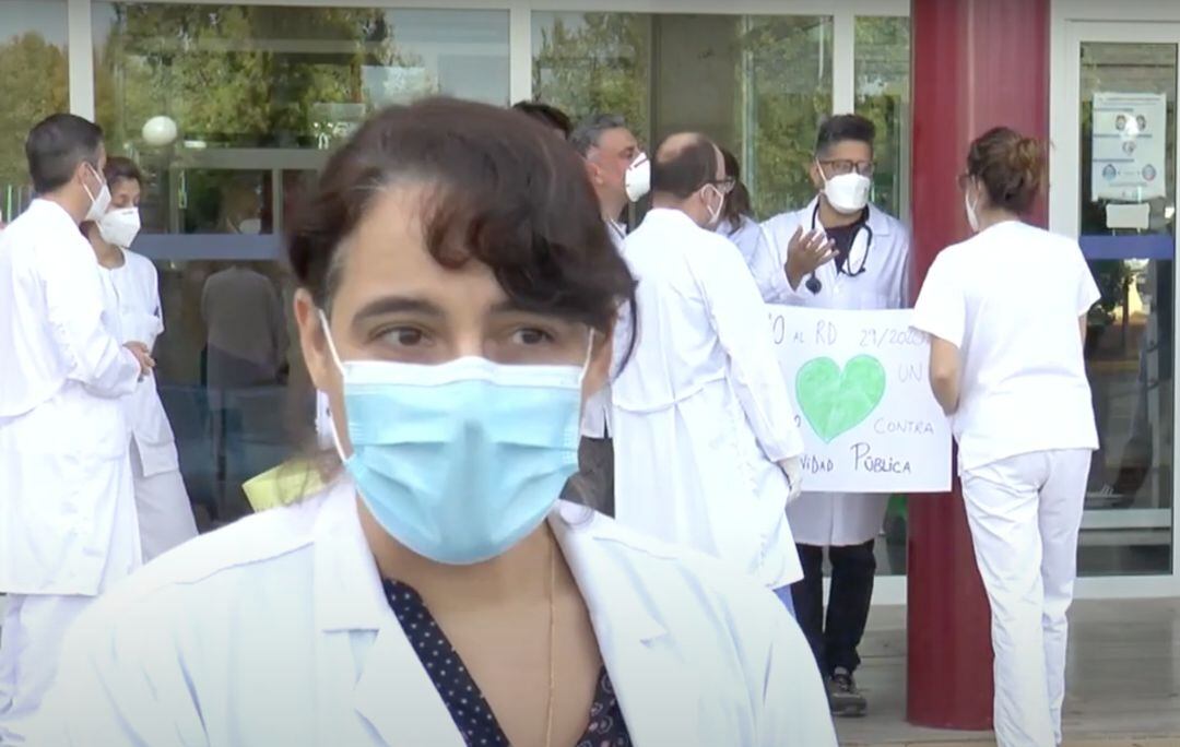Imagen de Nuria Reyes, a las puertas del Hospital de Valdepeñas (Ciudad Real)
