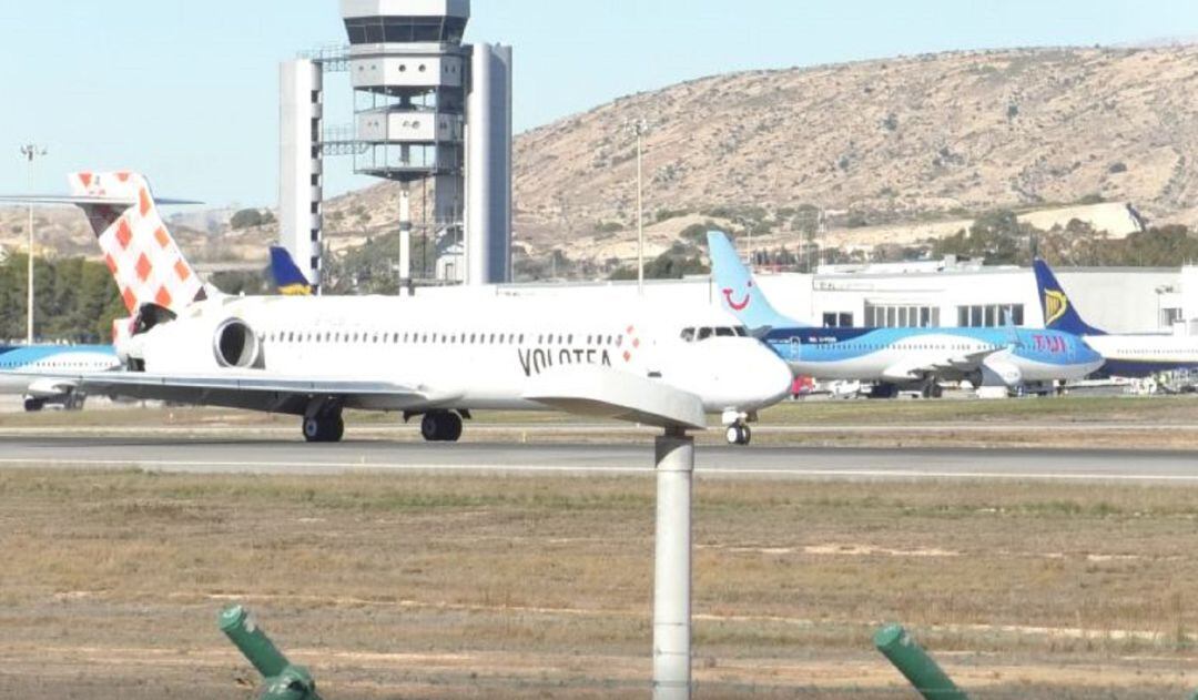 Despegue de un avión desde el aeropuerto de El Altet