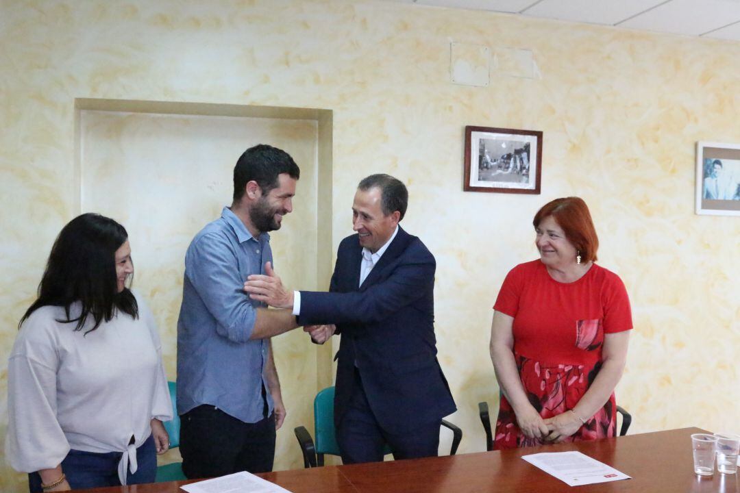 Roberto Palmero (IU) y José María Román (PSOE) en la firma del acuerdo de gobierno en Chiclana