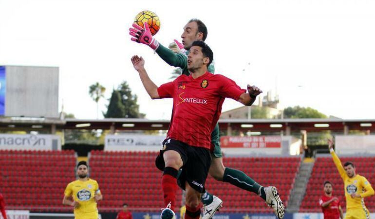 Alavés y Mallorca se enfrentan en Mendizorroza hoy sábado.