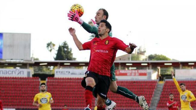 Alavés y Mallorca se enfrentan en Mendizorroza hoy sábado.