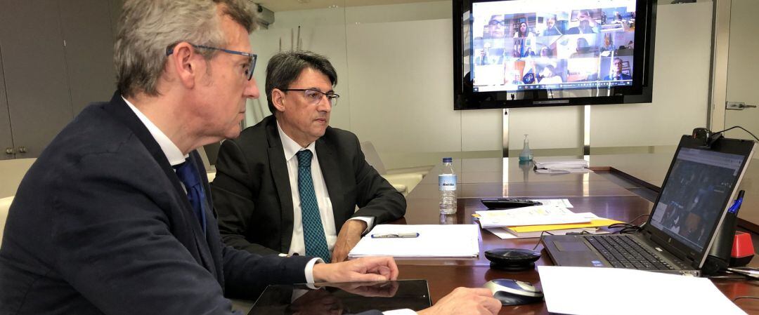 El vicepresidente de la Xunta,  Alfonso Rueda, junto al director xeral de Xustiza, Juan José Martín, en una reunión telemática con el ministro de Justicia, Juan Carlos Campo, y representantes de otras comunidades autónomas