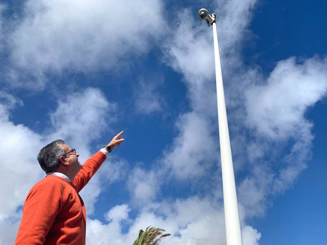 Jaime Guerra, concejal del PSOE en el Ayuntamiento de Teguise, junto a una de las cámaras de vigilancia.