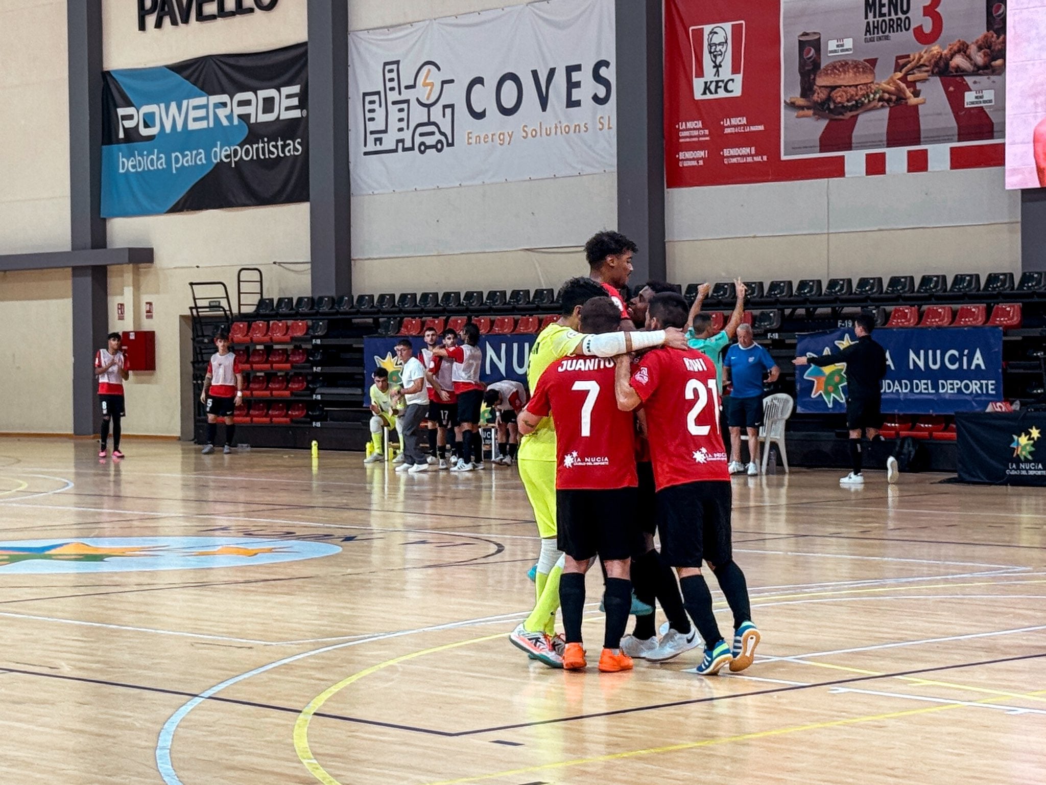 Los jugadores rojillos celebran uno de sus tantos