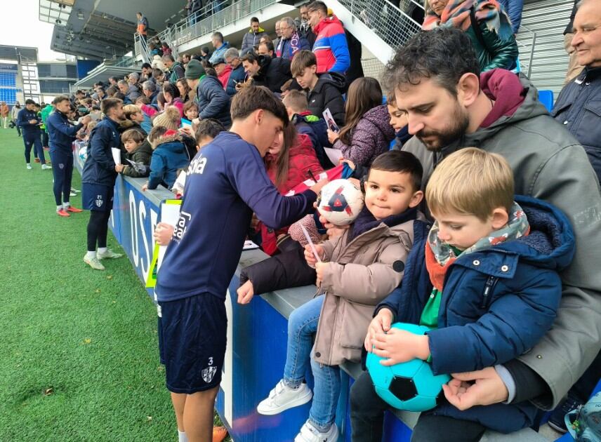 Los niños han sido los protagonistas en el entrenamiento de la SD Huesca