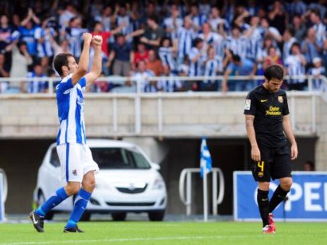 Agirretxe celebrando el gol de la Real Sociedad con un Cesc cabizbajo en 2012