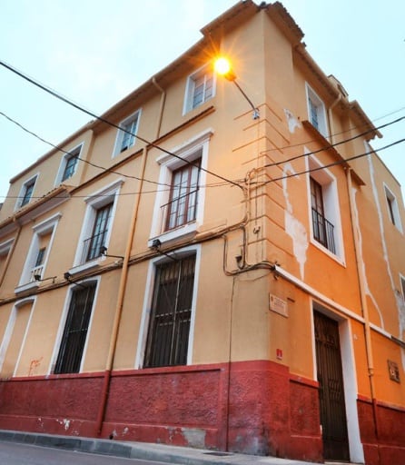 Edificio que albergó el antiguo Hospital de Pobres en Elda. La calle lleva el nombre de su fundadora, Beatriz de Corella