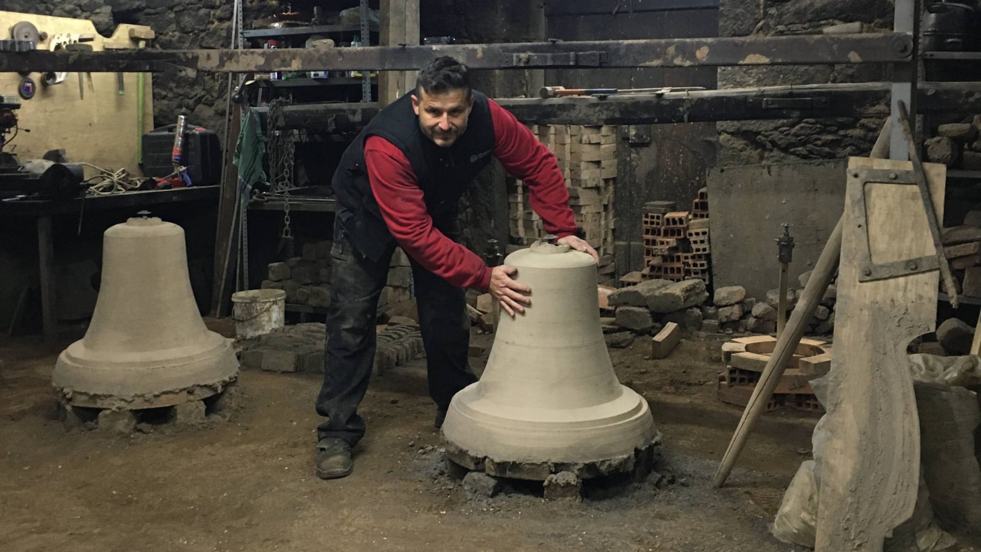 Jose Enrique Pérez Ocampo, el último artesano campanero de España en su taller de Arcos da Condesa (Pontevedra)