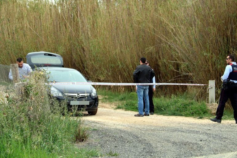 Els Mossos d&#039;Equadra, acordonant un camí de la zona d&#039;horts de Mianes de Vinallop, a Tortosa, prop del riu Ebre on ha aparegut un cadàver.