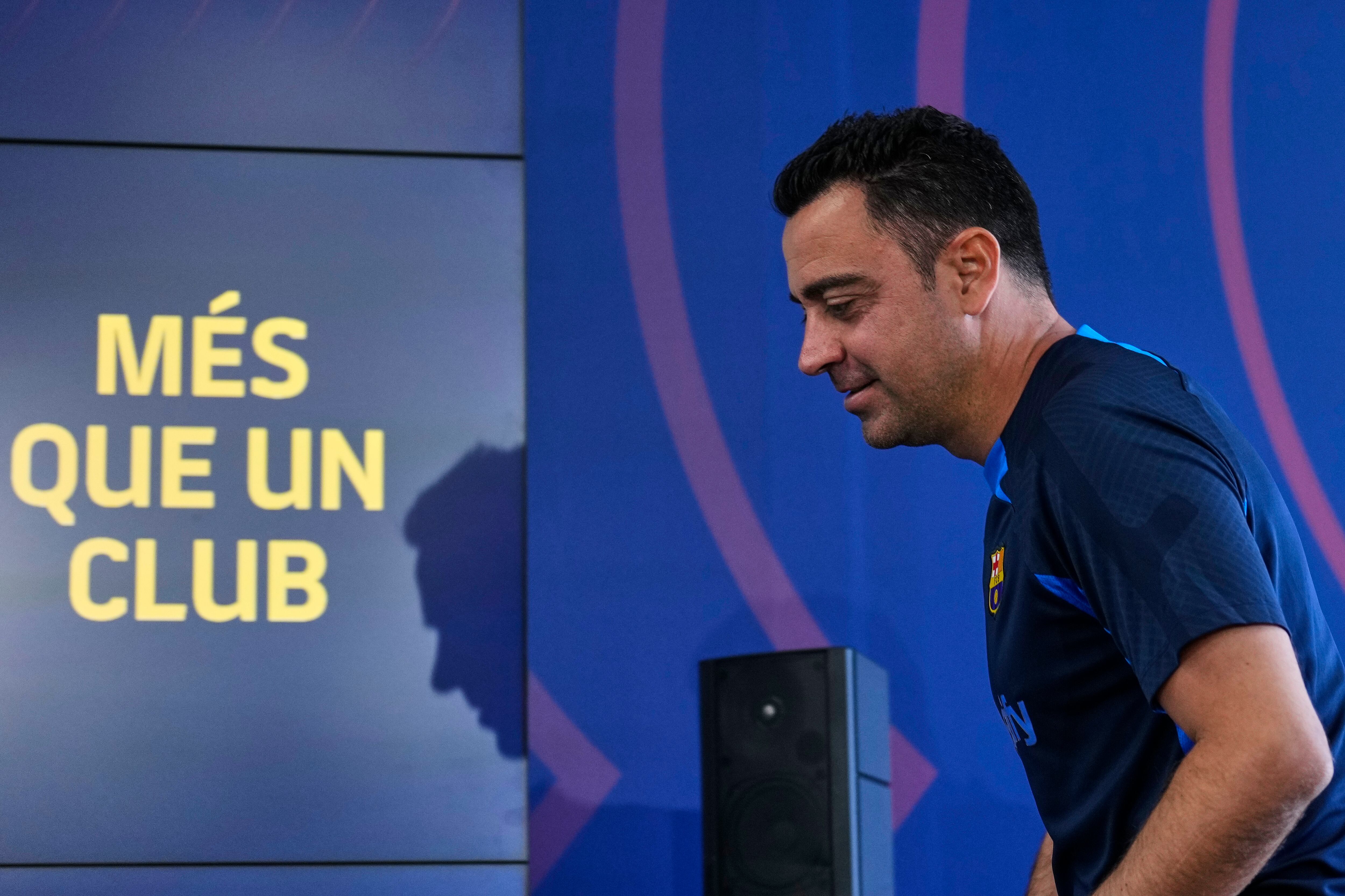 El entrenador del FC Barcelona Xavi Hernández, durante la rueda de prensa posterior al entrenamiento celebrado por el equipo este lunes en la Ciudad Deportiva Joan Gamper. EFE/Alejandro García