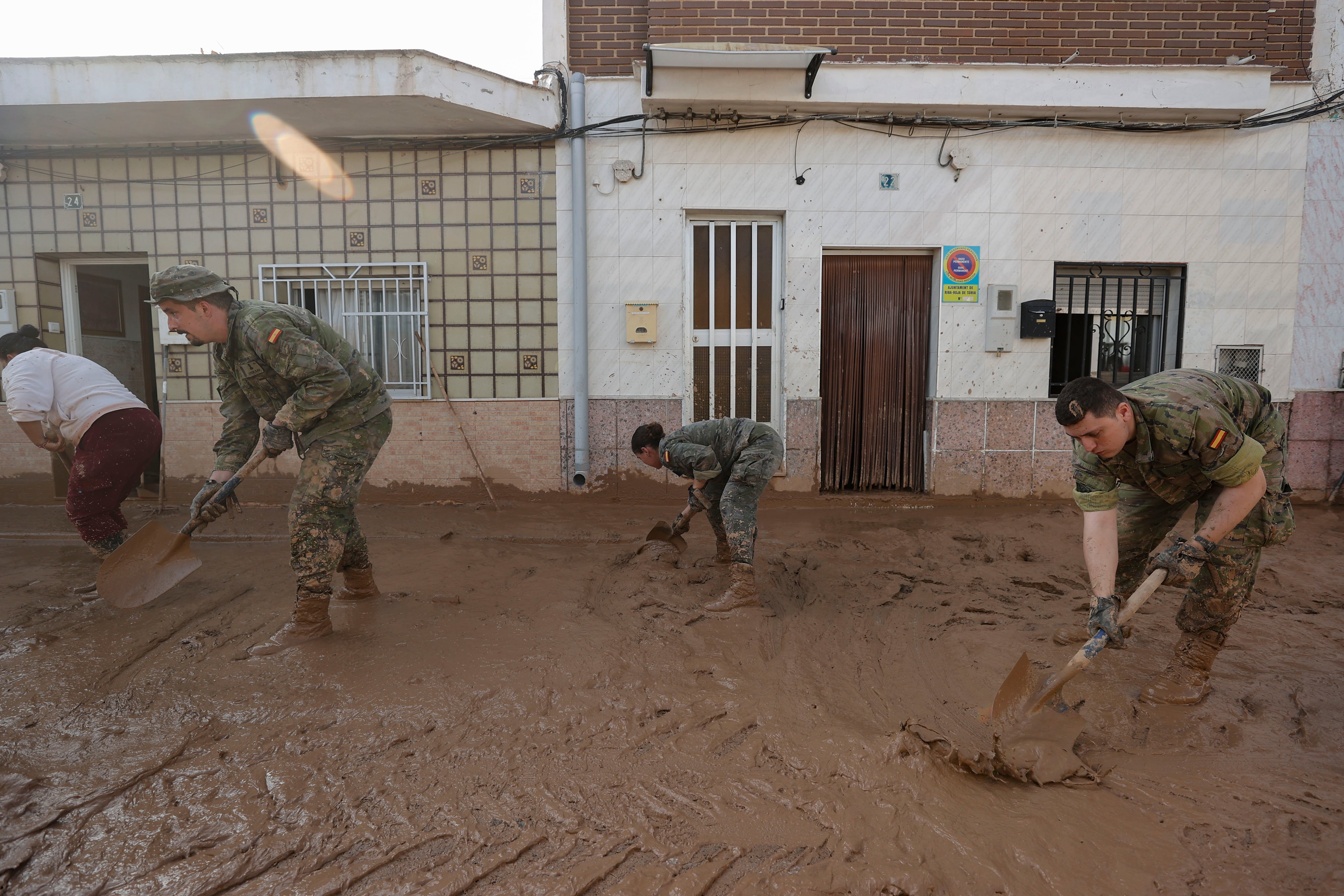 RIBA-ROJA (VALENCIA), 01/11/2024.- Varios soldados retiran el lodo acumulado en la Masía del Oliveral, en Riba-Roja, este viernes. La búsqueda de desaparecidos, la identificación de víctimas mortales, las tareas de limpieza y la reparación de infraestructuras continúan tres días después de las inundaciones que han asolado la provincia de Valencia, en una jornada en la que el Gobierno envía a 500 militares más, que se sumarán a las 1.200 efectivos de la Unidad Militar de Emergencias (UME), para actuar en Utiel, Requena, Riba-roja, Torrent, Paiporta y Algemesí. EFE/ Manuel Bruque
