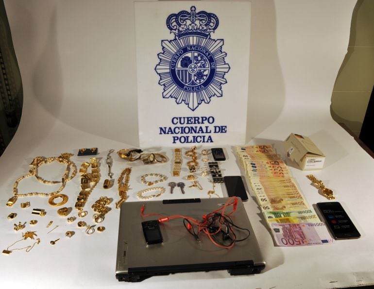 Efectos robados y dinero en efectivo.