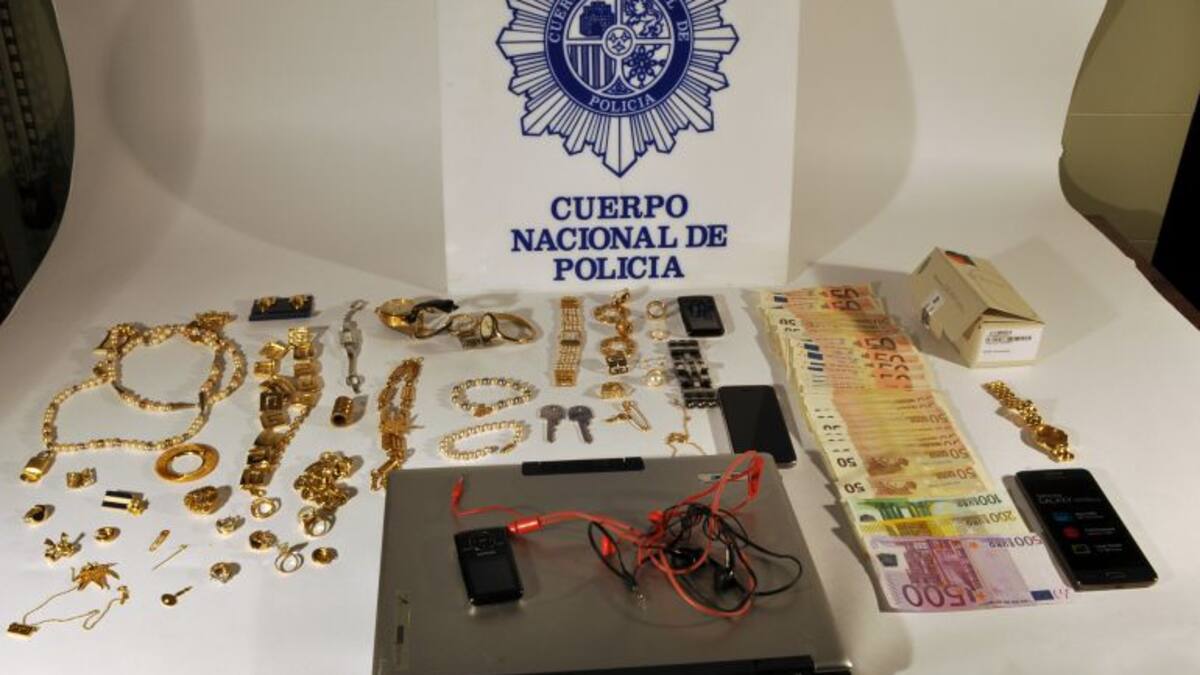 La policía detiene a tres jóvenes por robar en un domicilio y amenazar al hijo de los propietarios