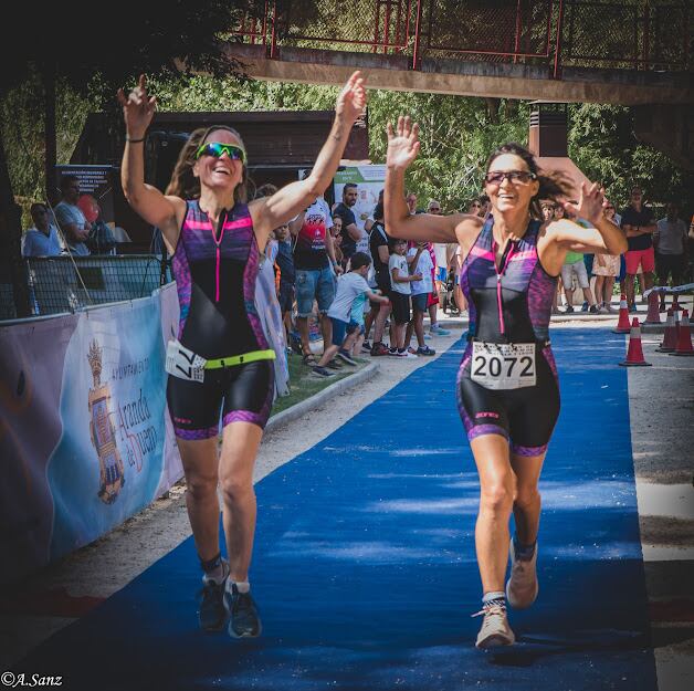 Dos de las participantes del 'Tribu' en su llegada a línea de meta.