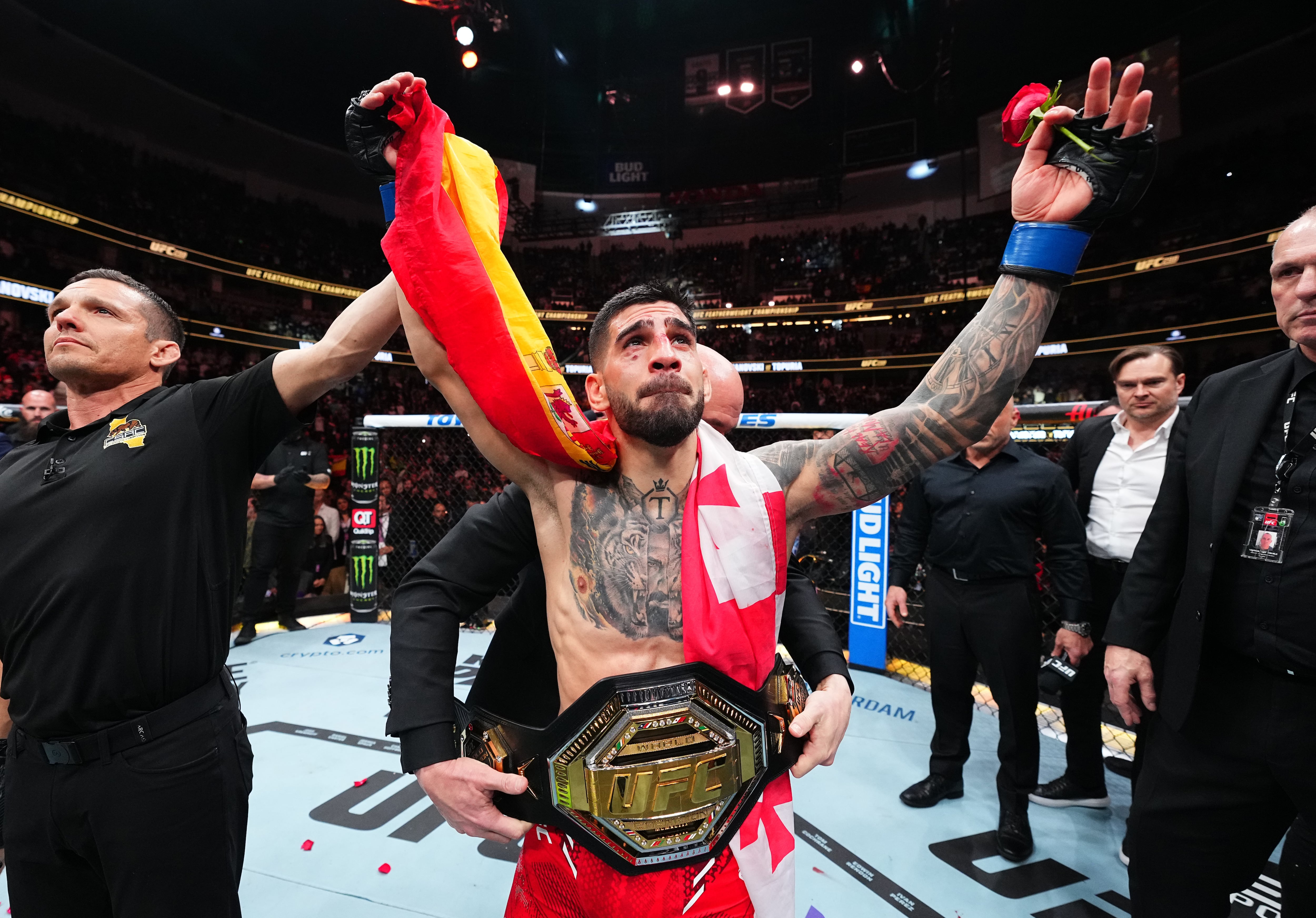 Ilia Topuria, con la bandera de España y de Georgia después de vencer a Volkanovski