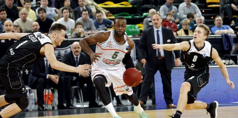 El escolta letón del Dominion Bilbao Basket Dairis Dairis Bertans (i) y el escolta sueco Tobías Borg (d) disputan un balón con el jugador del Banvit Bandirma turco, Slaughter (c), durante el partido de la segunda jornada de Last 32 de la Eurocopa disputad