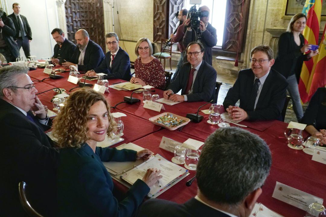 La ministra de Política Territorial y Función Pública, Meritxell Batet, y el presidente de la Generalitat, Ximo Puig (frente a la ministra en la imagen) presiden la Comisión Bilateral entre la Generalitat Valenciana y el Estado