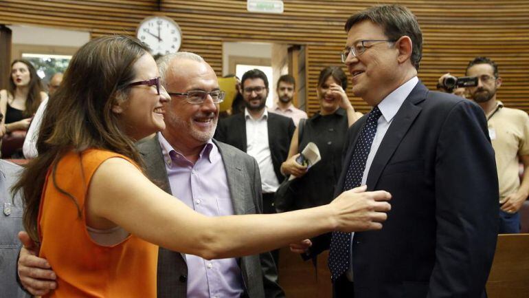 Saludo entre Puig, Oltra y Montiel en las Cortes valencianas