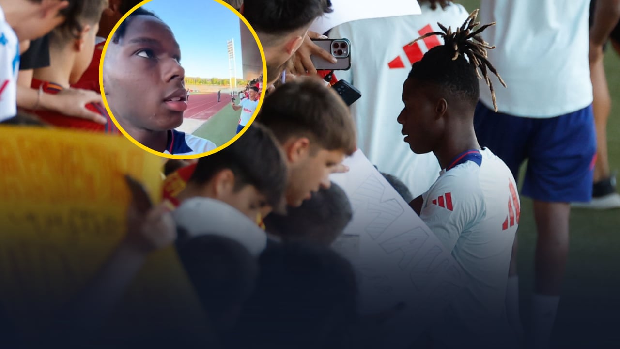 Nico Williams firma autógrafos tras el entrenamiento de la Selección Española