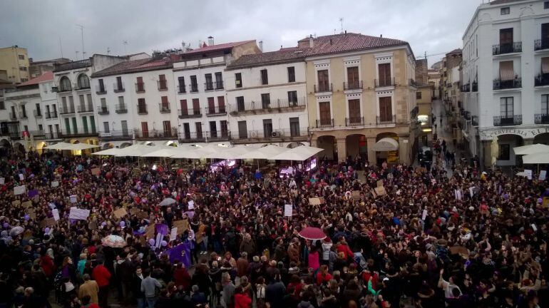 Aspecto de la Plaza Mayor en la manifestación del 8M en Cáceres