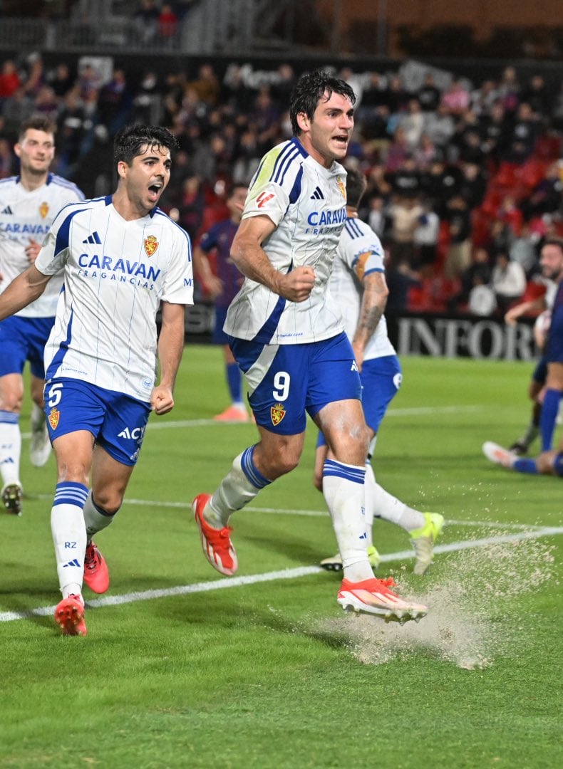 Iván Azón celebra su gol al filo del descanso en el Pepico Amat