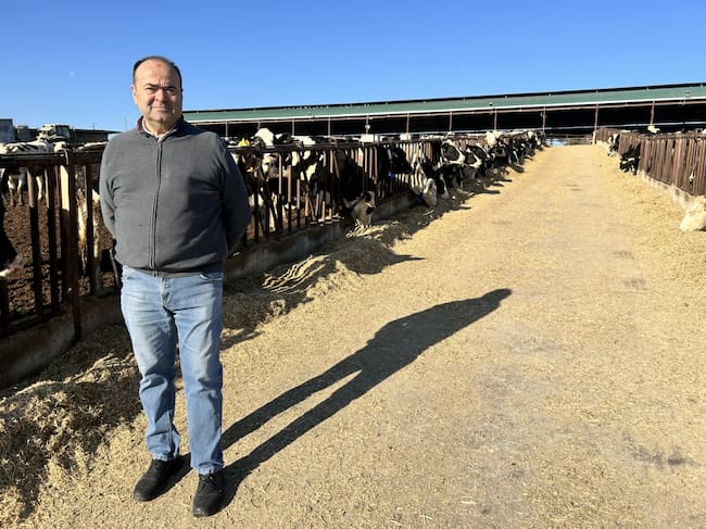 Antonio Martínez, en la granja de Levasa.