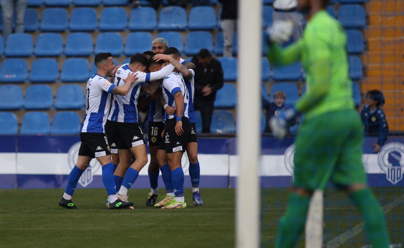 Pau Miguelez, jugador del Hércules CF, celebra su gol