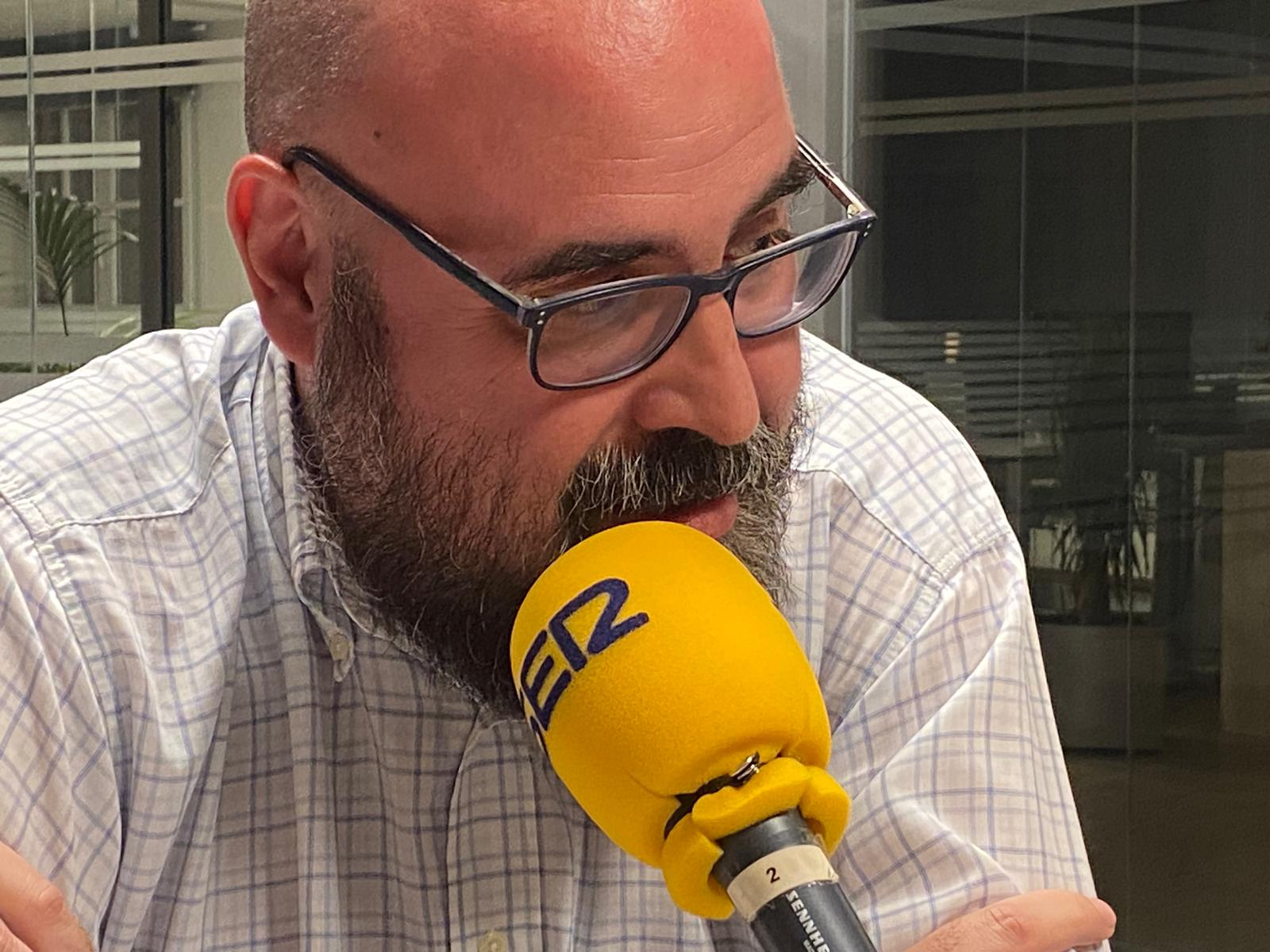 Máximo López Vilaboa en los estudios de la Cadena SER de Aranda