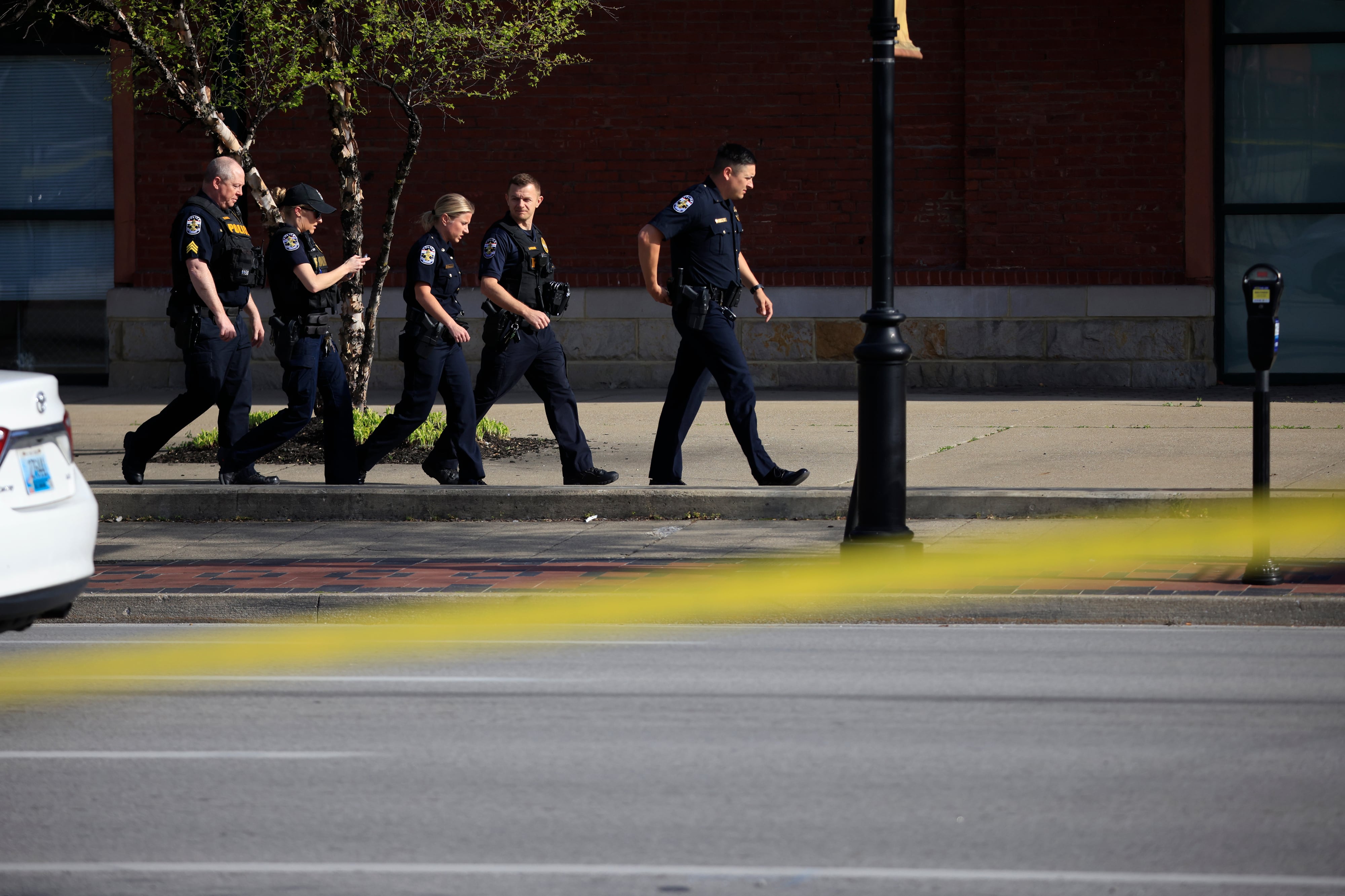 Agentes en el lugar del tiroteo en Louisville, Kentucky.